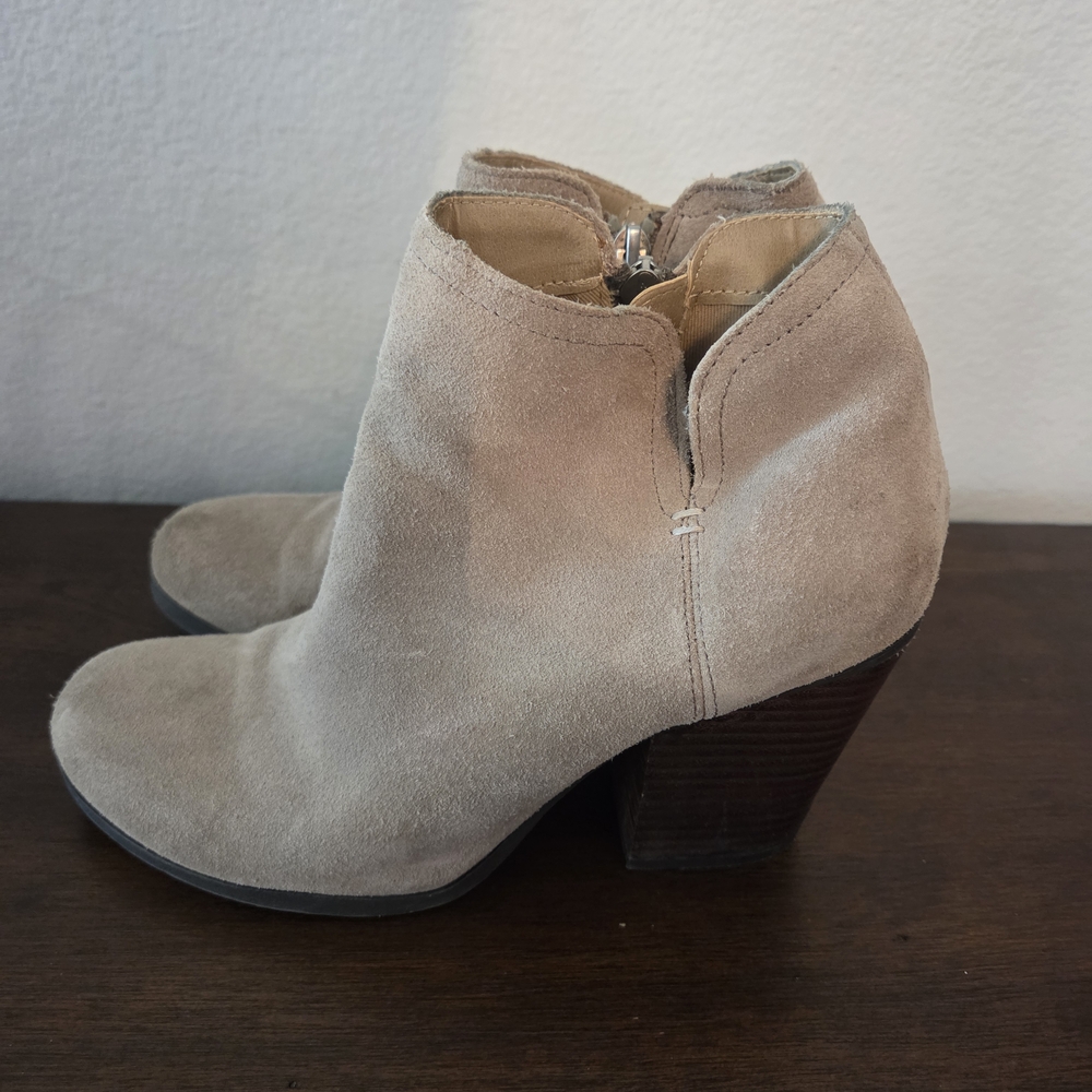 Reaction Kenneth Cole Beige Suede Ankle Booties
